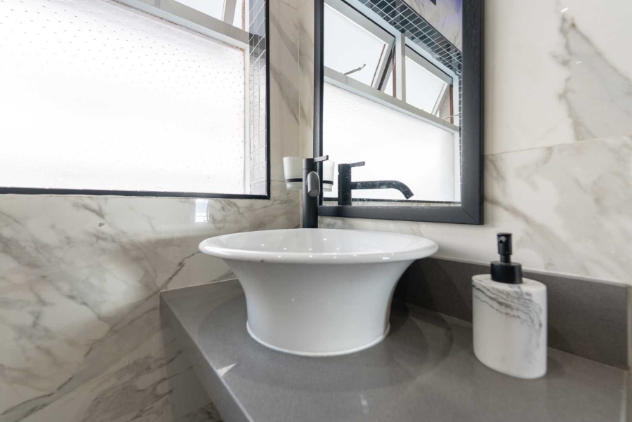 1 Bedroom Property for Sale in Sea Point Western Cape